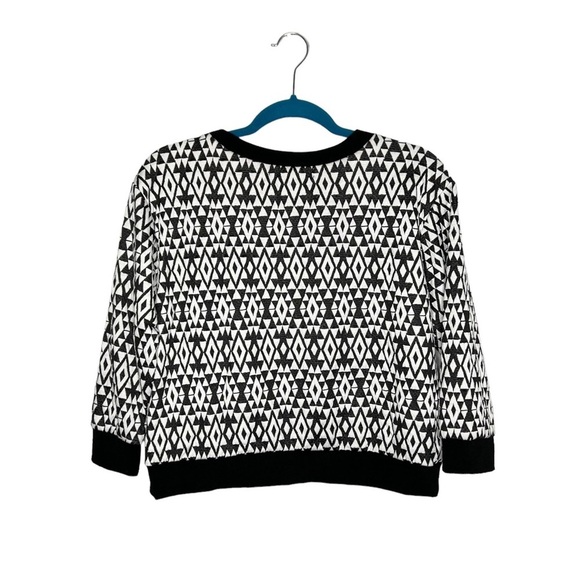 Almost Famous Geometric Print Knit Cropped Blouse - Picture 6 of 9